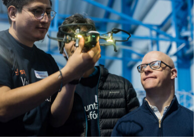 Grupo de jóvenes hablando sobre un dron