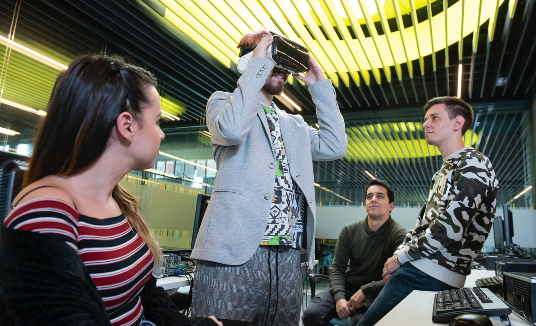 Jóvenes probando gafas de realidad virtual