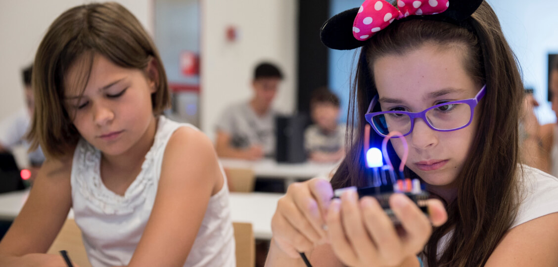 Chicas en una clase de robótica