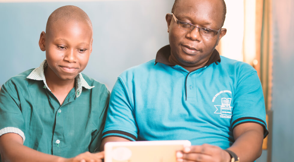 Padre e hijo viendo una tablet