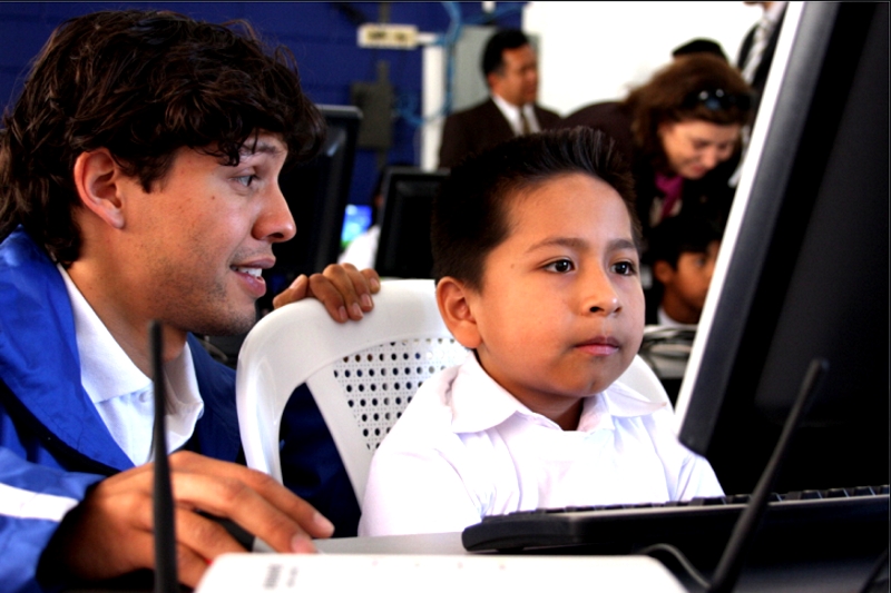 Proniño brinda apoyo a los centros educativos donde asisten los niños becados, impartiendo talleres para docentes, dotándolos con material didáctico y llevando a cabo considerables mejoras en la infraestructura de las escuelas.