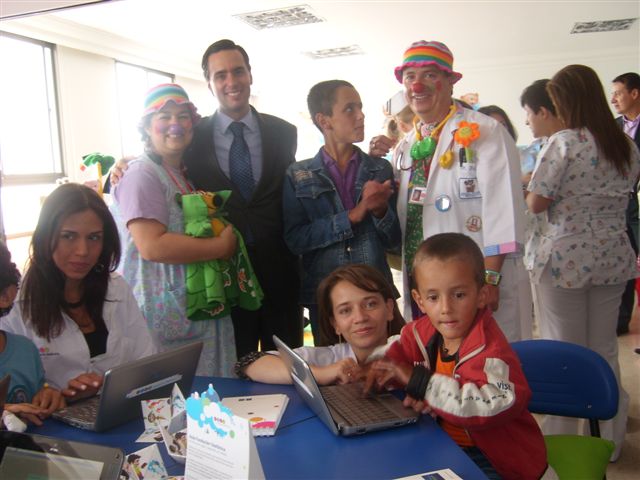 Pedagogos y personal de salud capacitados especialmente para este fin, son los encargados de desarrollar con los niños hospitalizados actividades lúdicas y didácticas apoyadas en las metodologías del programa