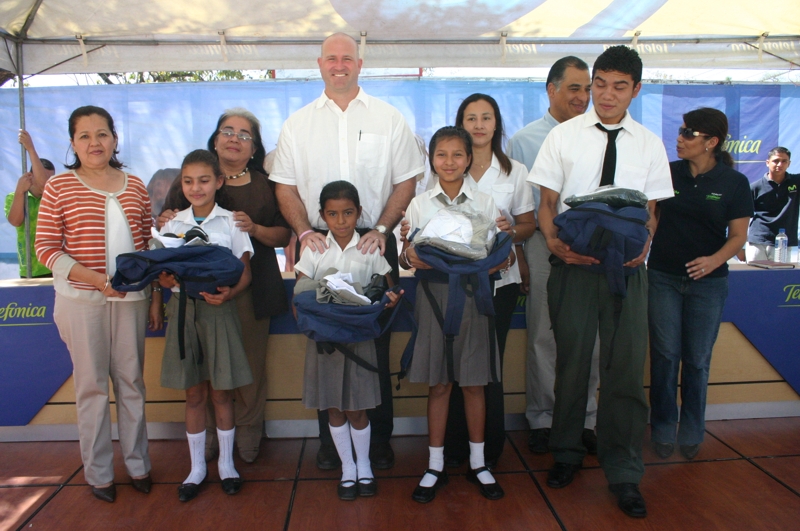 Proniño entrega becas 2009 a alumnos beneficados con el Programa