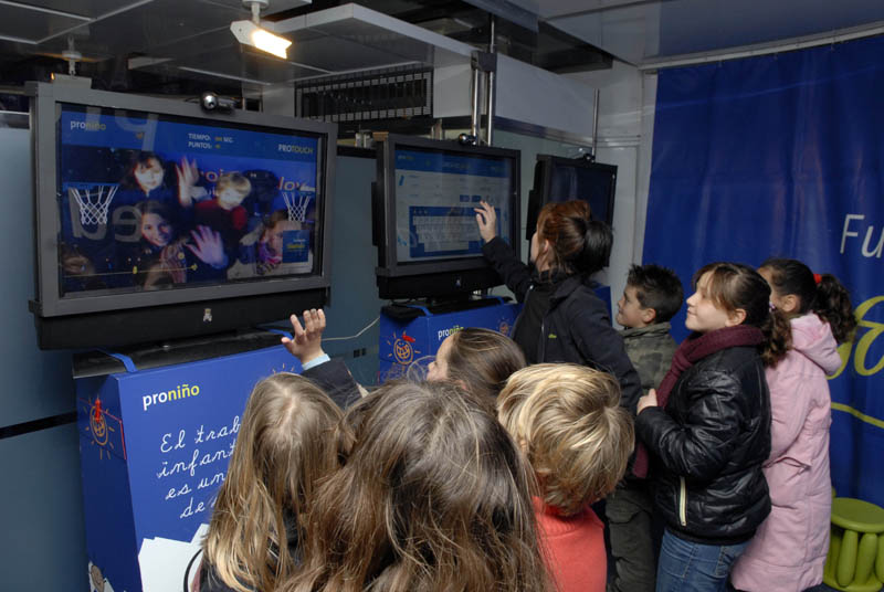 Para los estudiantes de secundaria se ha ideado un taller de graffiti y un juego tecnológico que pondrá a prueba sus conocimientos mediante el uso de Internet como una herramienta de búsqueda de contenidos