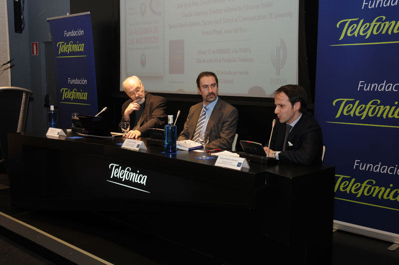 De izda. a dcha. El investigador de las Tecnologías de la Información y Comunicación Francis Pisani, José de la Peña Aznar, director del Programa Debate y conocimiento de fundación Telefónica y Samuel Martín Barbero, decano del IE School of Communication