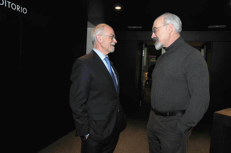 De izda a decha, Javier Nadal Vicepresidente ejecutivo de Fundación Telefónica y Francis Pisani, coautor del libro La alquimia de las multitudes