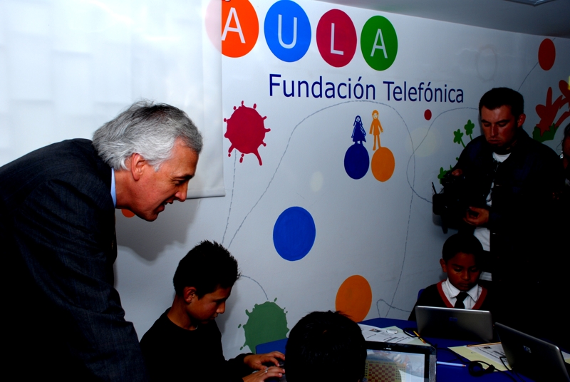 Samuel Moreno Rojas Alcalde Mayor de Bogotá conociendo los beneficios de las Aulas Educativas junto con niños beneficiarios.