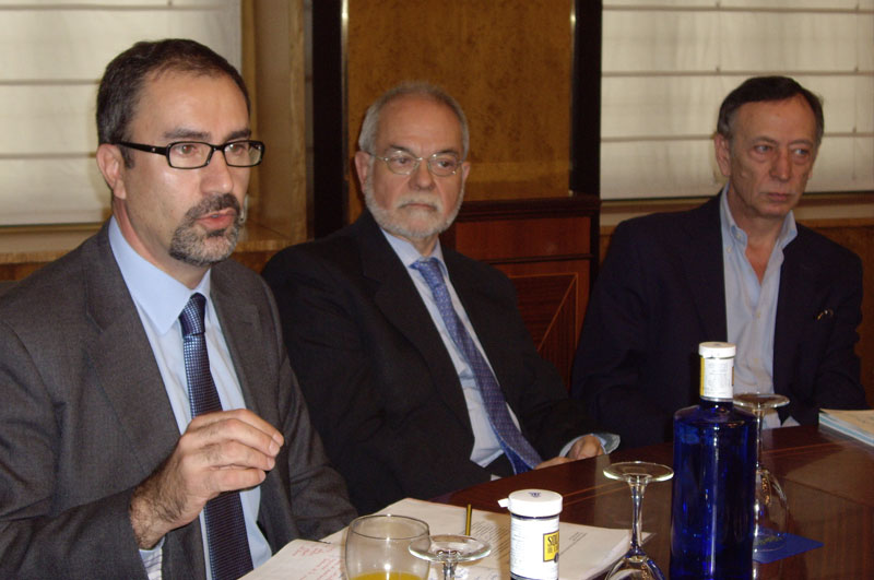 De izquierda a derecha: José de la Peña Aznar, director del área Debate y conocimiento de Fundación Telefónica; Javier Nadal, vicepresidente ejecutivo de Fundación Telefónica; y Enrique Bustamante, editor de la revista TELOS