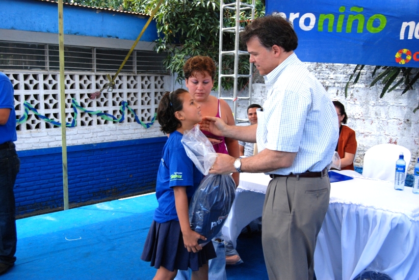 Proniño, de Fundación Telefónica, inicia la entrega de becas escolares en Nicaragua