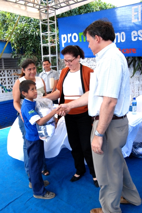 El acto simbólico se realizó en la Escuela Enmanuel Mongalo y Rubio de Matagalpa y contó con la presencia Juan Manuel Argüello, Director País de Telefónica y del Ing. Zadrach Zeledón, Alcalde Municipal de Matagalpa