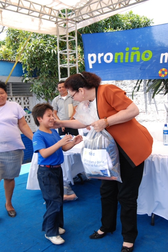 El acto simbólico se realizó en la Escuela Enmanuel Mongalo y Rubio de Matagalpa y contó con la presencia Juan Manuel Argüello, Director País de Telefónica y del Ing. Zadrach Zeledón, Alcalde Municipal de Matagalpa
