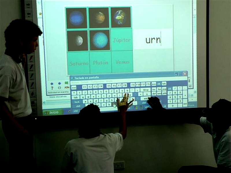 Esta Aula digital cuenta con 56 computadores portátiles para los estudiantes y uno para el profesor; conexión a Internet Banda Ancha; un servidor de contenidos para trabajo en equipo, con la posibilidad de interactuar con otras instituciones y profesores en todo el mundo