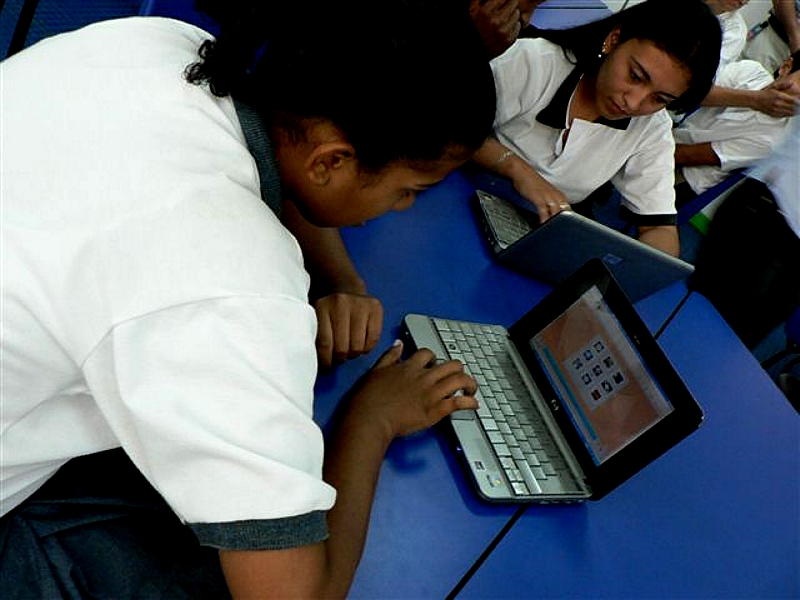 La red de aulas cuenta con un espacio dotado de la más alta tecnología, con el fin de que esta contribuya a su proceso educativo, en el marco de una red de aulas que involucra a más de 150 centros en 13 países de América Latina
