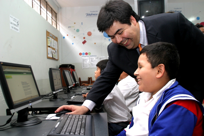 Mario Coronado, director de Comunicación Corporativa y Responsabilidad Social de Telefónica del Perú, y un alumno del Colegio República de Cuba en Aula Fundación Telefónica