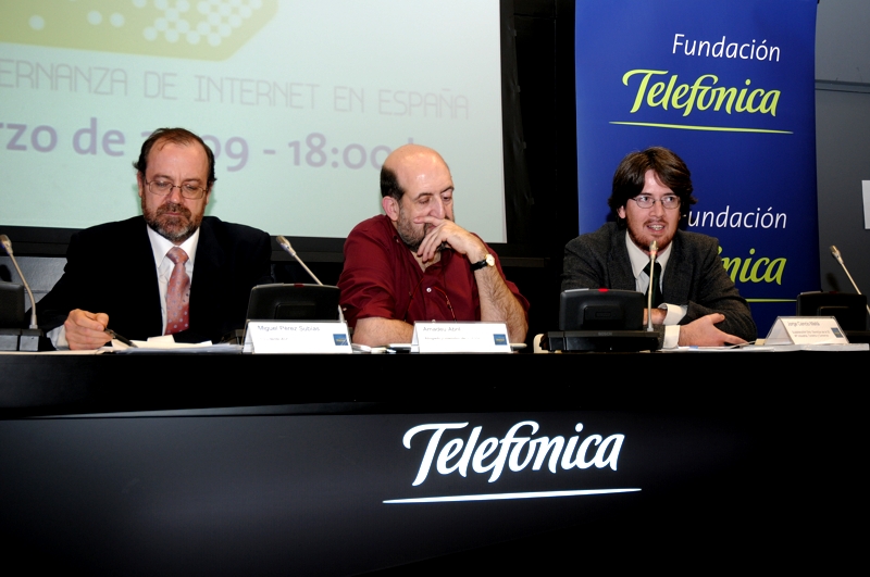 De izda. a dcha.: el presidente de la Asociación Española de Usuarios de Internet (AUI), Miguel Pérez Subías; el abogado y miembro del ICANN, Amadeu Abril; y el vocal asesor de la Subdirección General de Servicios de la Sociedad de la Información del Ministerio de Industria, Turismo y Comercio, Jorge Cancio