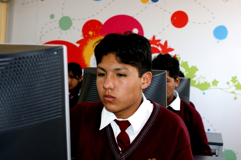 Alumno de colegio José María Arguedas de Arequipa en Aula Fundación Telefónica