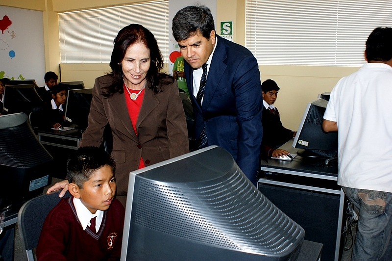 Alumno de colegio José María Arguedas de Arequipa en Aula Fundación Telefónica junto a Lillian Moore, gerenta de