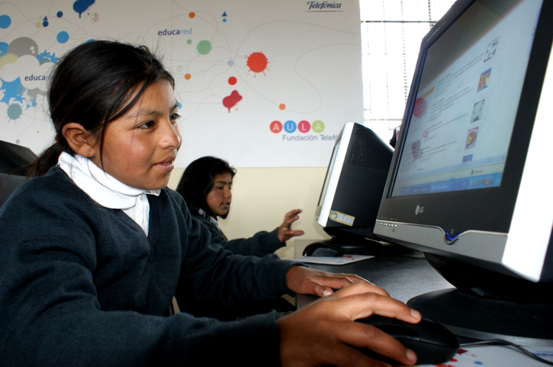 Fundación Telefónica entrega laboratorio informático a escolares de Puno