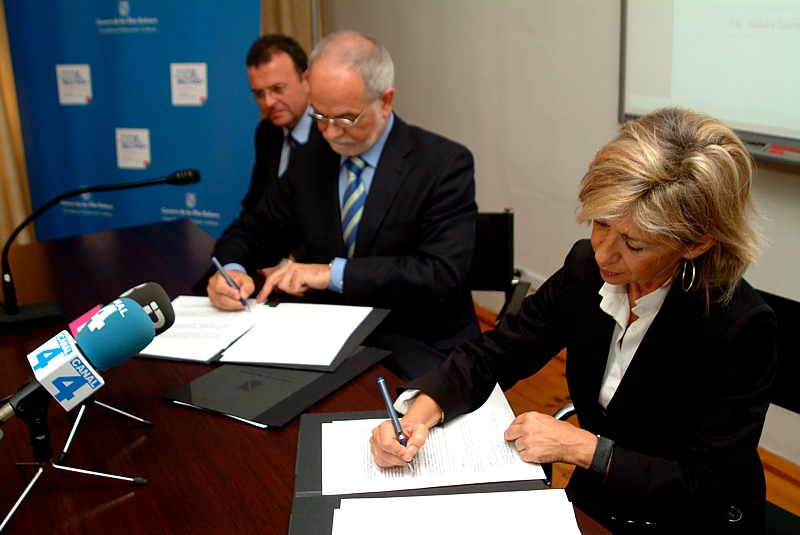 La Consellera d´Educació i Cultura del Govern de les Illes Balears, Bàrbara Galmés y el Vicepresidente Ejecutivo de Fundación Telefónica, Javier Nadal, en el momento de la firma del acuerdo