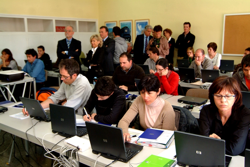Los talleres que se van a desarrollar en el marco de la Semana EducaRed de Fundación Telefónica en Palma de Mallorca del 17 al 19 de febrero buscan que los docentes aprovechen al máximo los recursos informáticos que tienen a su alcance, gracias a la aplicación de los últimos avances, como la tecnología Web 2.0, Podcast y la generación de redes sociales especializadas en educación