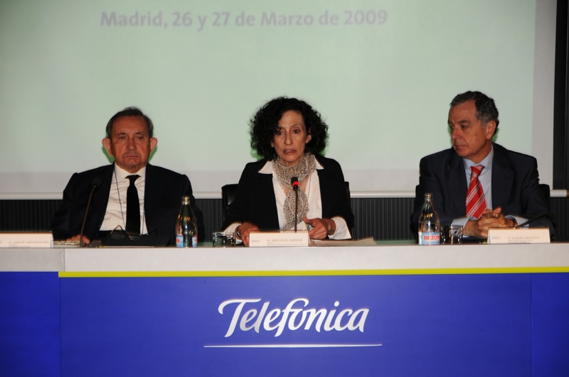 De izq. a dcha.: José Mª Martín Patino, Presidente de la Fundación Encuentro; Mercedes Cabrera, Ministra de Educación, Política Social y Deporte; Eusebio Bautista, Director de Relaciones Corporativas de Telefónica España.
