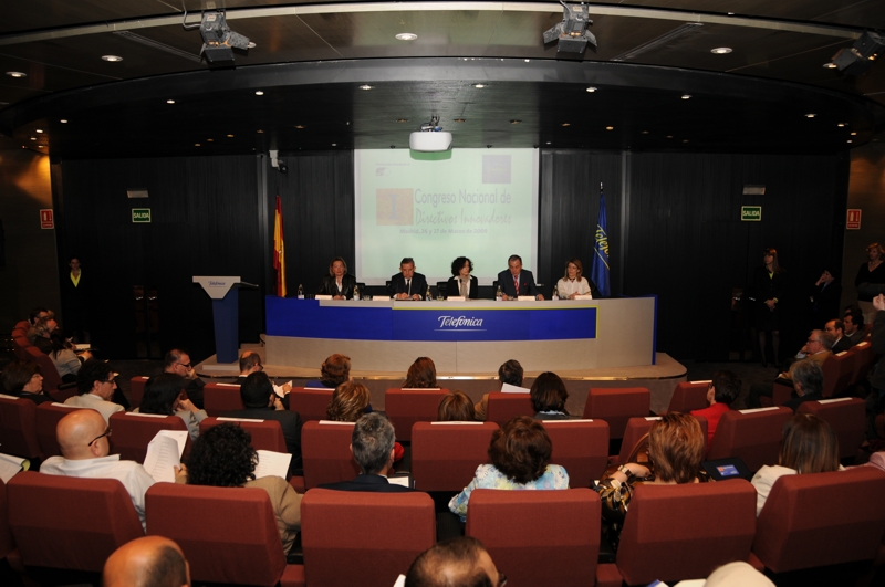 De izq. a dcha.: Eva Almunia, Secretaria de Estado de Educación y Formación Profesional; José Mª Martín Patino, Presidente de la Fundación Encuentro; Mercedes Cabrera, Ministra de Educación, Política Social y Deporte; Eusebio Bautista, Director de Relaciones Corporativas de Telefónica España; Marian Juste, Directora de Programas Educativos de Fundación Telefónica.
