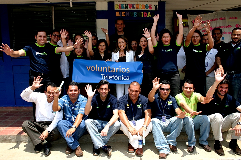 Voluntarios Telefónica entregan aula para alumnos del Centro Escolar Las Lajas en El Salvador