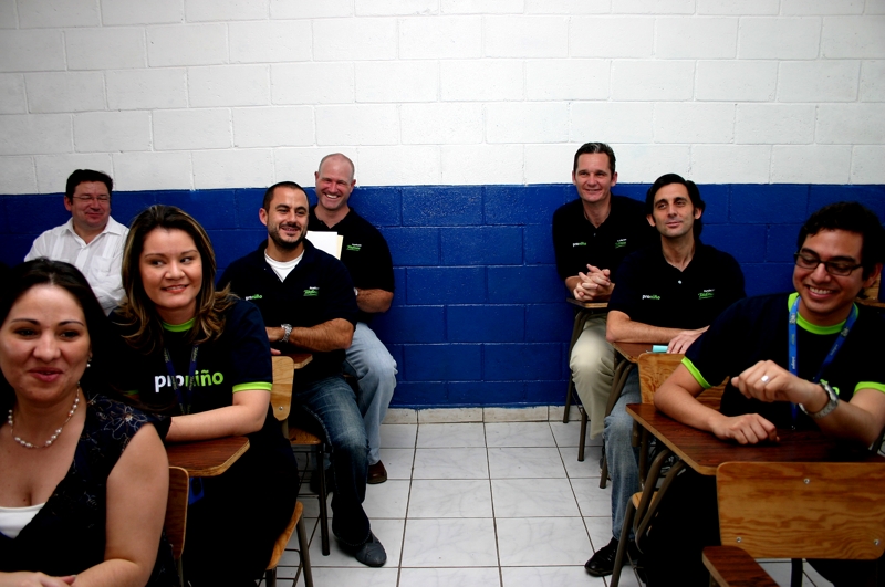 Al fondo de la imagen, Jose Ma Alvarez Pallete e Iñaki Urdangarin, junto a los voluntarios en el aula