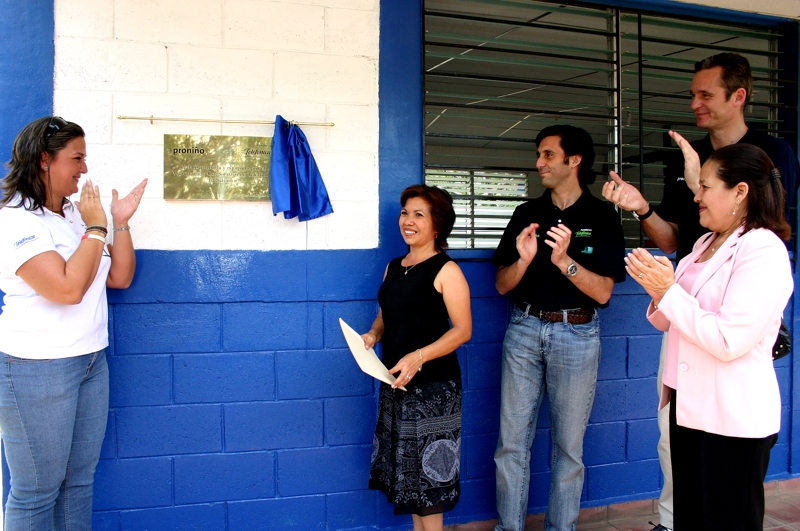 Luz Amanda de Salazar (Voluntaria), Gladis Ruiz (Directora) junto a Alvarez Pallete e Iñaky Urdangarin descubren la placa colocada en el aula nueva