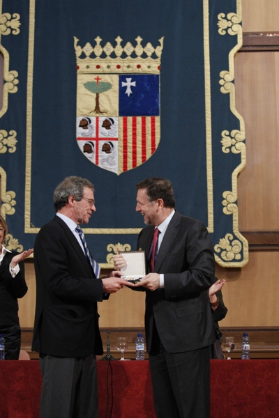 De izquierda a derecha, Cesar Alierta y Marcelino Iglesias en el momento de la entrega de la medalla