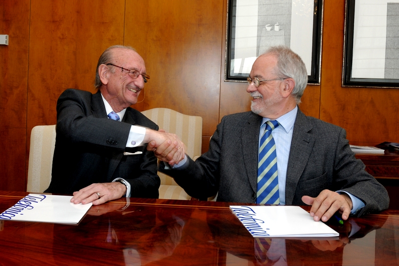 De izquierda a derecha, el presidente de la Asociación Grupo de Mayores de Telefónica (AGMT), Luis Álvarez Rodríguez, y el vicepresidente Ejecutivo de Fundación Telefónica, Javier Nadal.