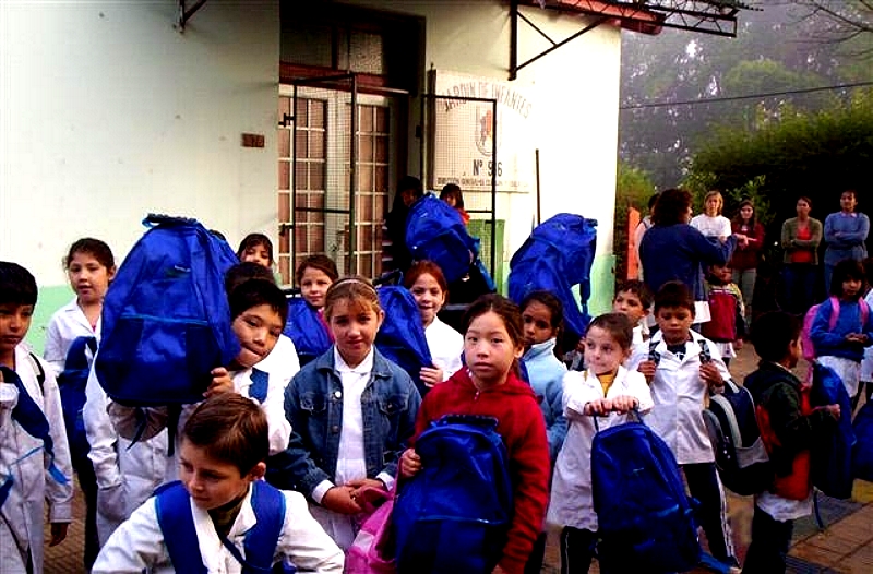 5500 mochilas con útiles escolares fueron entregadas por Voluntarios Telefónica