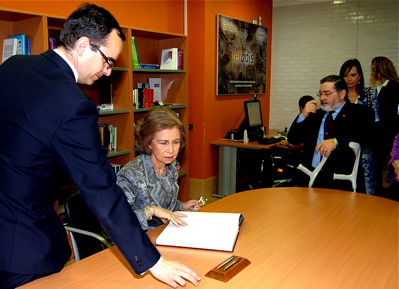 S.M. la Reina Doña Sofía conoció el proyecto Retadis de Fundación Telefónica en el nuevo centro de Cocemfe en Asturias