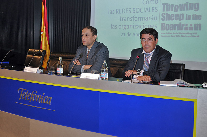 Soumitra Dutta junto a Francisco Blanco, jefe del Gabinete de la Presidencia de Telefónica.