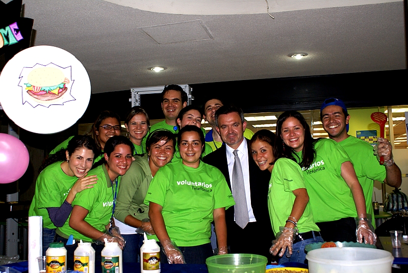 El presidente de Movistar Venezuela, Juan Antonio Abellán con un grupo de voluntarios