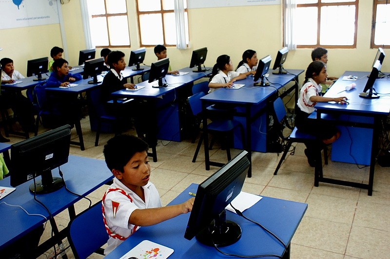 Fundación Telefónica entrega laboratorio informático a escolares de Abancay