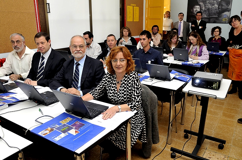 De izquierda a derecha, sentados en la primera fila aparecen, Federico Tartón, Director Autonómico de Telefónica en Aragón; Javier Nadal, Vicepresidente Ejecutivo de Fundación Telefónica y Mª Victoria Broto, Consejera de Educación, Cultura y Deporte del Gobierno de Aragón
