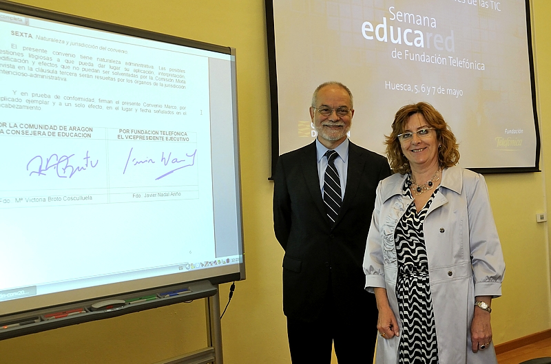 Javier Nadal, Vicepresidente Ejecutivo de Fundación Telefónica y Mª Victoria Broto, Consejera de Educación, Cultura y Deporte del Gobierno de Aragón tras la firma del convenio