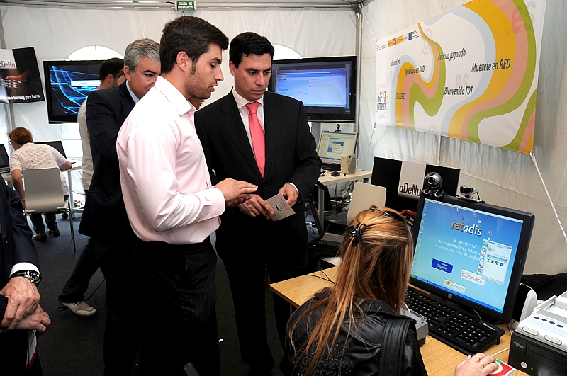 Fundación Telefónica presentó un ordenador adaptado para personas con discapacidad perteneciente al proyecto Retadis, una iniciativa enmarcada en el Plan Avanza que ha permitido implantar una red de centros equipados con tecnología adaptada para personas con discapacidad en las 17 Comunidades Autónomas y en las dos Ciudades Autónomas de Ceuta y Melilla
