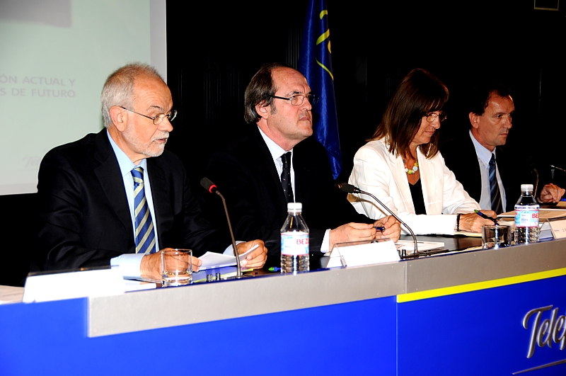 De izqda. a dcha, el vicepresidente ejecutivo de Fundación Telefónica, Javier Nadal; el ministro de Educación,