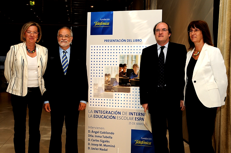 De izqda. a dcha, Secretaria de Estado de Educación, Eva Almunia, el vicepresidente ejecutivo de Fundación.