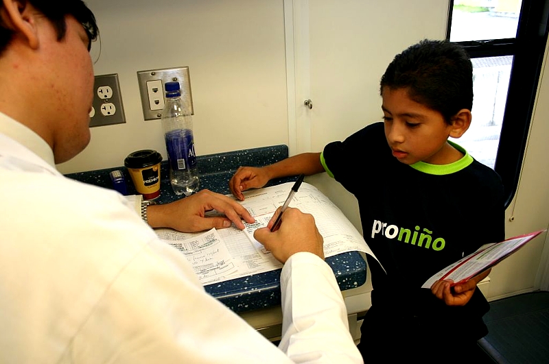 El programa contempla atención médica, dental y educación en salud preventiva, otorgada en la Clínica Móvil Ronald McDonal, equipada con personal médico profesional para atención de niños y adultos