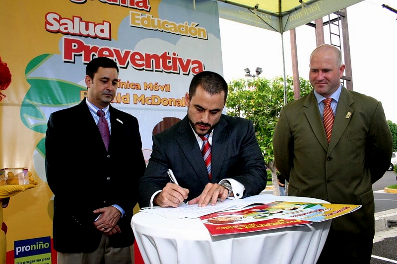 En la firma del convenio participaron Hernán Ozón, Director de País Telefónica y Rodrigo Quiñónez, Dueño Operador de Mc Donald. Al evento también asistieron un grupo de niños y niñas beneficiados con Proniño y fueron los primeros en recibir atención médica en la Clínica Móvil