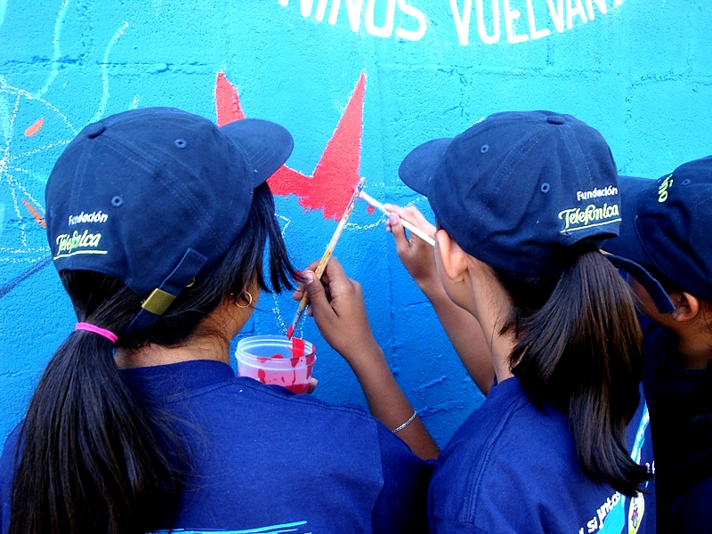 Los asistentes apoyaron la causa pintando algún detalle del mural