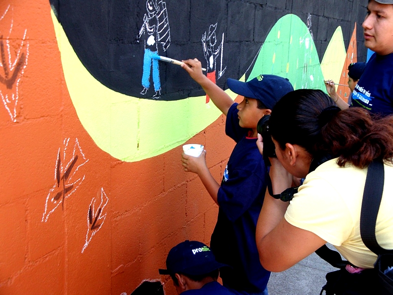 Los asistentes apoyaron la causa pintando algún detalle del mural