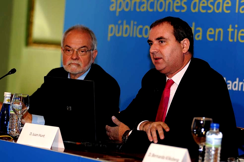 De izquierda a derecha, Javier Nadal, Vicepresidente Ejecutivo de Fundación Telefónica y Juan Hunt, Director de la Oficina de la Organización Internacional del Trabajo (OIT) en España