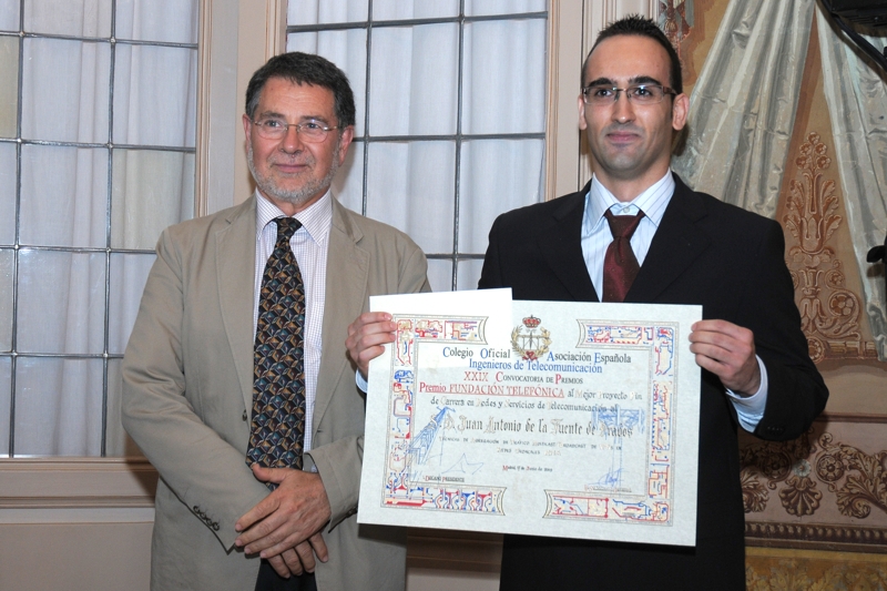 A la izquierda José Fernández Beaumont, del área de Debate y Conocimiento; a la derecha, Juan Antonio de la Fuente Prados, recibiendo el galardón de Fundación Telefónica al Mejor Proyecto Fin de Carrera en Redes y Servicios de Telecomunicación por su proyecto "Técnicas de Agregación de Tráfico Multicast/Broadcast de VPNs en Redes Troncales MPLS"