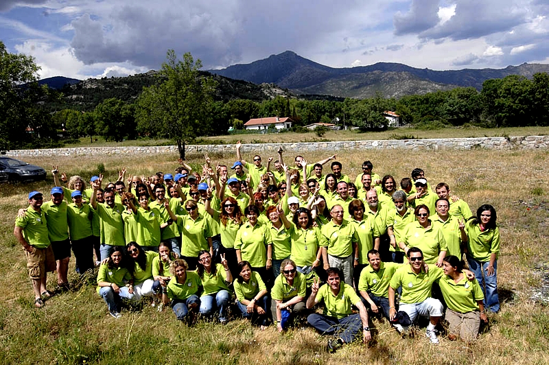 En la imagen, un grupo de Voluntarios Telefónica durante la preparación de sus Vacaciones Solidarias en la sierra madrileña.