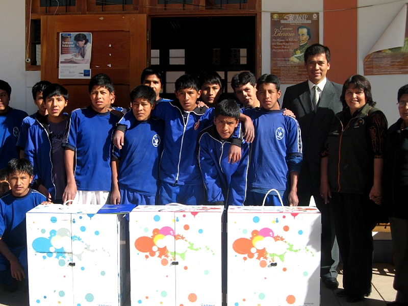 Alumnos del colegio "Viva El Perú"