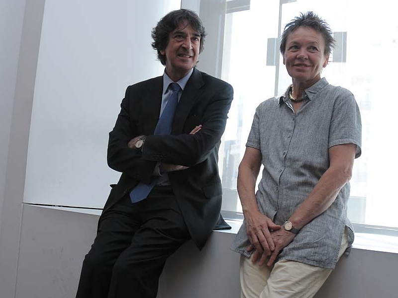 Francisco Serrano, Director General de Fundación Telefónica, hizo entrega del premio a Laurie Anderson, aprovechando la visita de la artista a Madrid con motivo también del concierto que ofrecerá junto con su marido Lou Reed, dentro de su gira internacional.